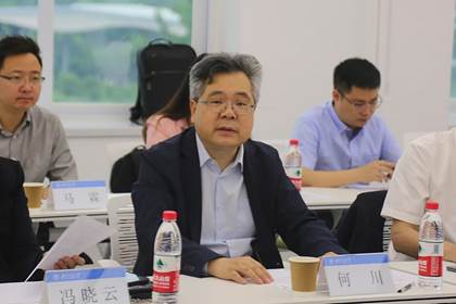 一群人坐在桌子前描述已自动生成 一群人坐在桌子前描述已自动生成