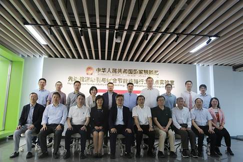 一群人站在室内合影描述已自动生成 一群人站在室内合影描述已自动生成