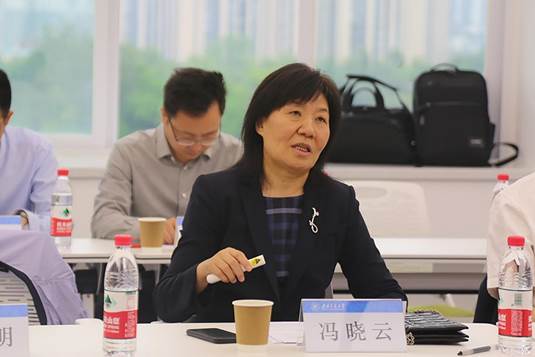 一些人在桌子前描述已自动生成 一些人在桌子前描述已自动生成